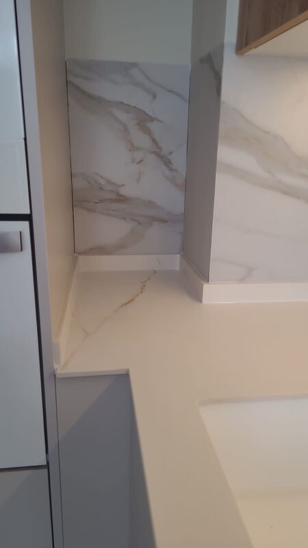 Detalle del encuentro del frontal de porcelánico con el retranqueo del muro